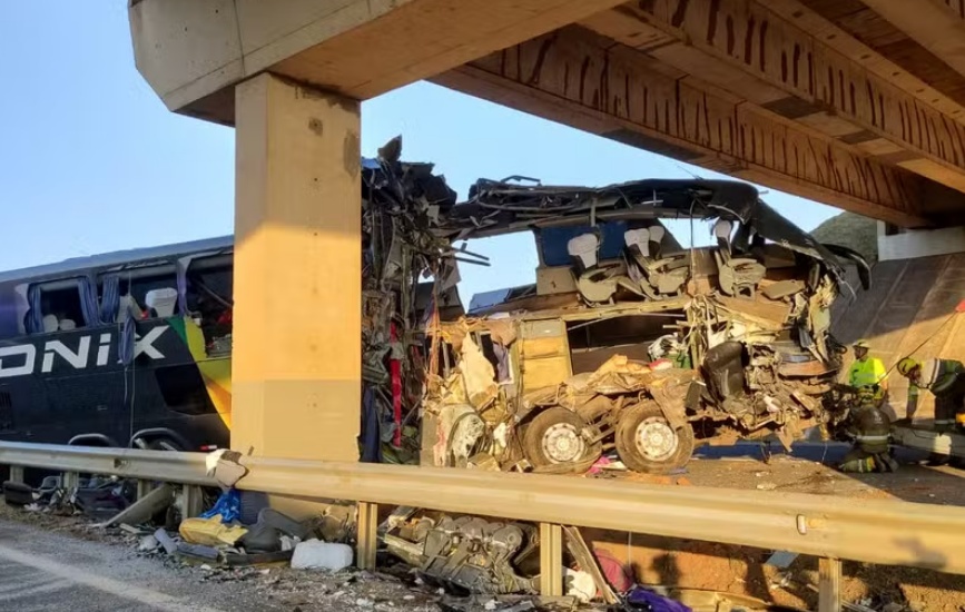 Acidente com ônibus no interior de SP deixa 10 mortos e mais de 40 feridos