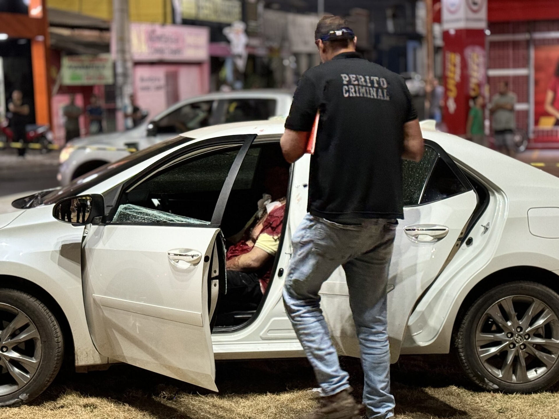Dupla é 'metralhada' dentro de Corolla em VG; um morre na hora