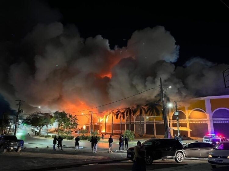 Incêndio de grandes proporções destrói Shopping Popular em Cuiabá durante a madrugada