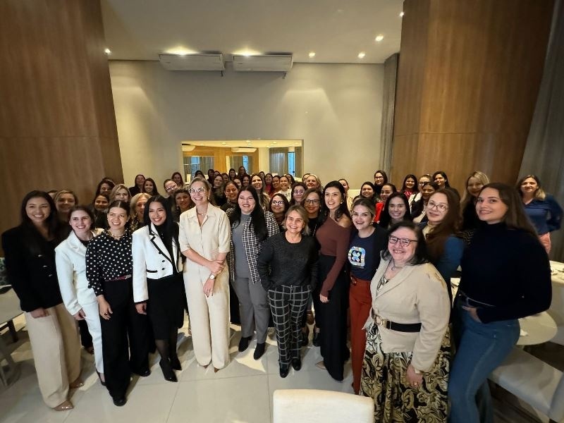 Presidente da Comissão da Mulher reúne 100 mulheres e declara apoio a Xenia
