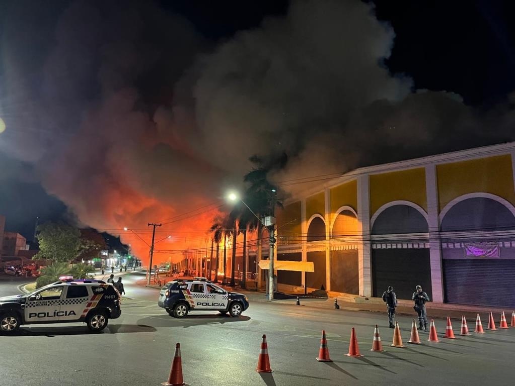 Falha em sistema elétrico pode ter provocado incêndio no Shopping Popular