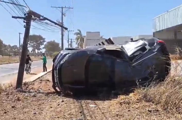 Carro se envolve em violenta colisão na perimetral em Sinop