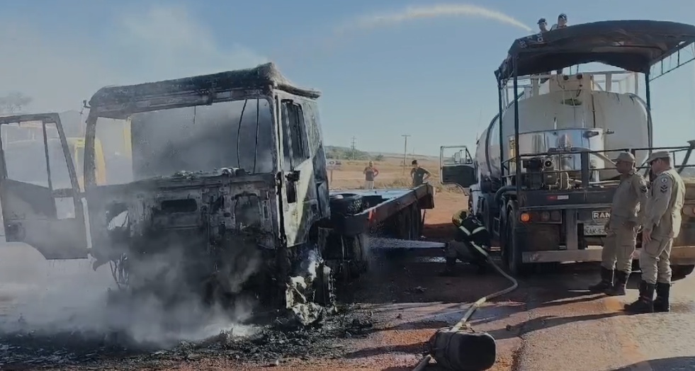 Caminhão pega fogo na BR-163 em Sinop