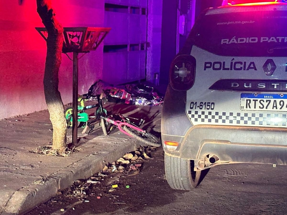 Criminosos em moto e carro executam homem na frente da esposa e dos filhos em Cuiabá