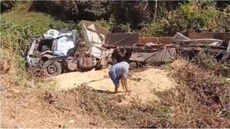 Batida entre 3 carretas na rodovia BR-163 deixa trânsito parado