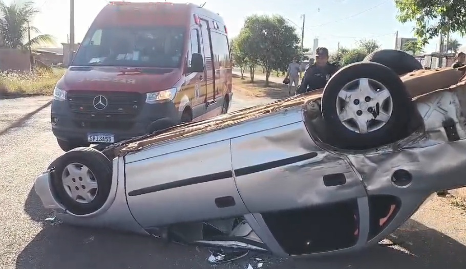 Carro capota após acidente e deixa motorista ferido em Sinop