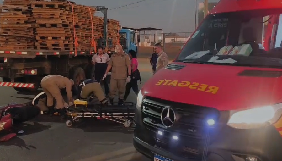 Acidente entre caminhão e moto deixa motociclista ferido em Sinop
