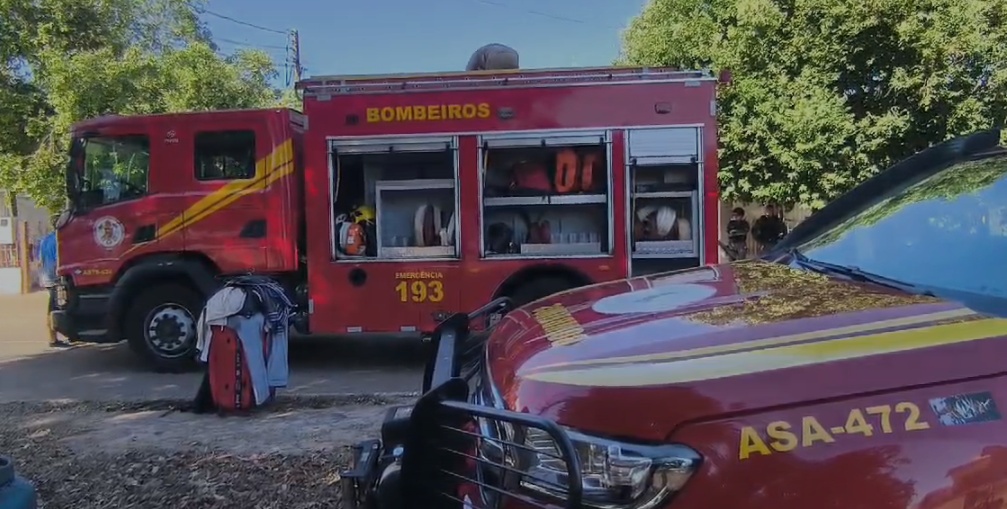 Casa pega fogo no centro e bombeiros fazem combate
