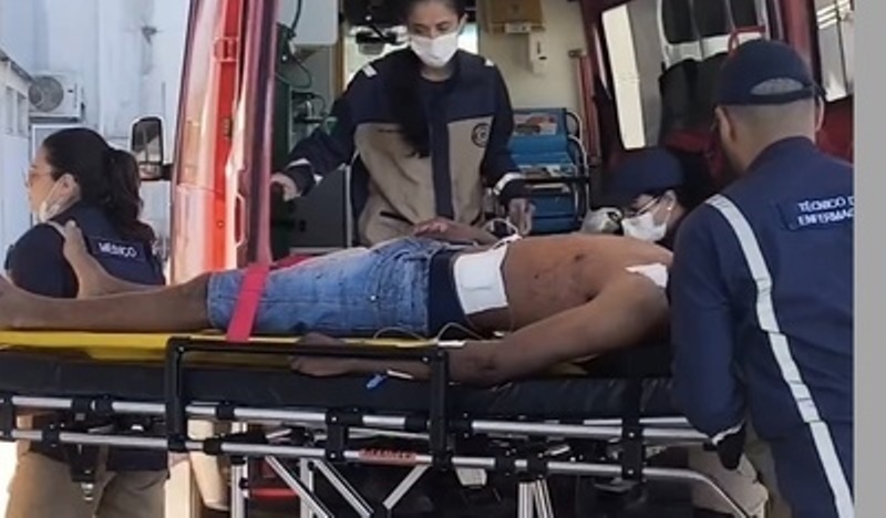 Homem é esfaqueado e socorrido pelos bombeiros