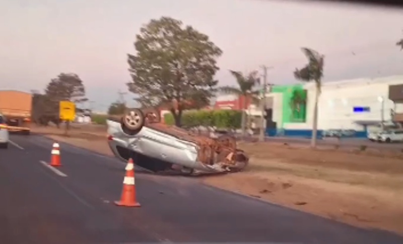 Carro capota na Br-163 e deixa dois feridos em Sinop