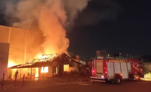 Homem é preso suspeito de incendiar casa da ex-namorada com os pais dela e o filho dentro em MT