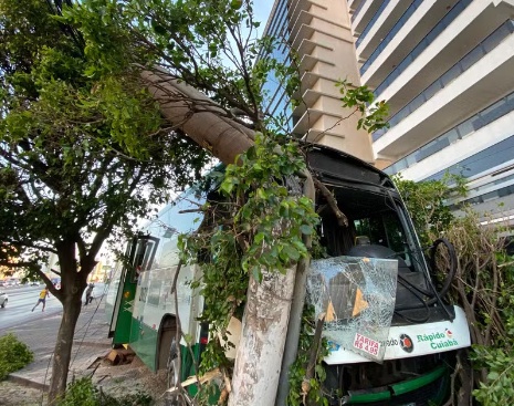 Ônibus perde o freio, bate em prédio e mais de 3 mil casas ficam sem energia em Cuiabá