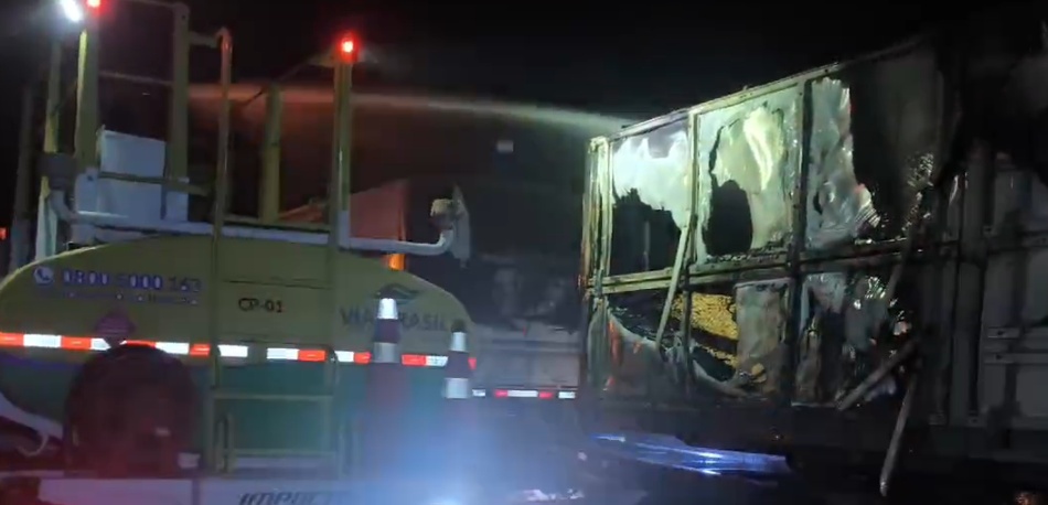Caminhão pega fogo na Br-163 em Sinop