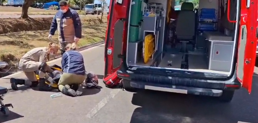 Acidente entre carro e moto deixa motociclista ferido em Sinop