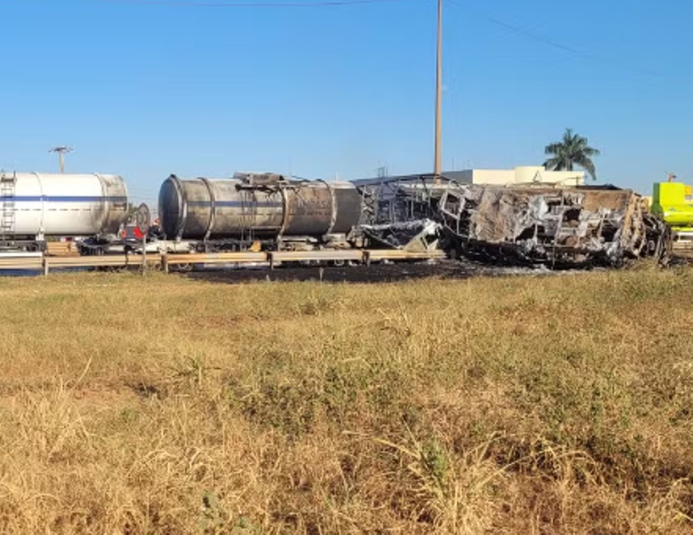 Acidente envolvendo duas carretas e um ônibus deixa mortos e feridos na BR-364 em MT