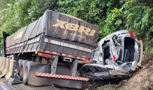 Bebê é salvo por cadeirinha após carro ser prensado por caminhão em barranco em serra do Paraná