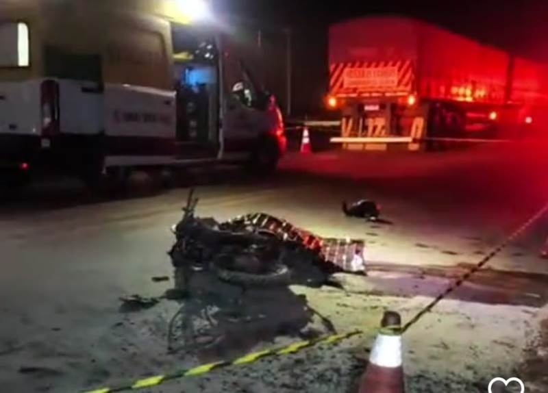 Mulher morre e criança fica gravemente ferida em colisão com carreta em Sinop