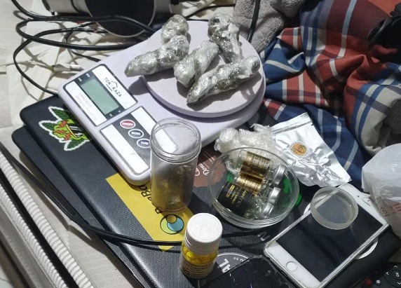 Irmãos estudantes de medicina e direito são presos por fazer 'delivery' de drogas em Cuiabá
