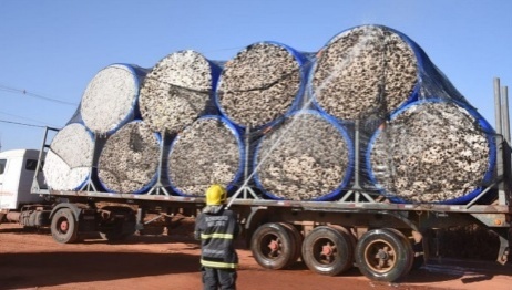 Carga de algodão pega fogo após encostar em fiação elétrica