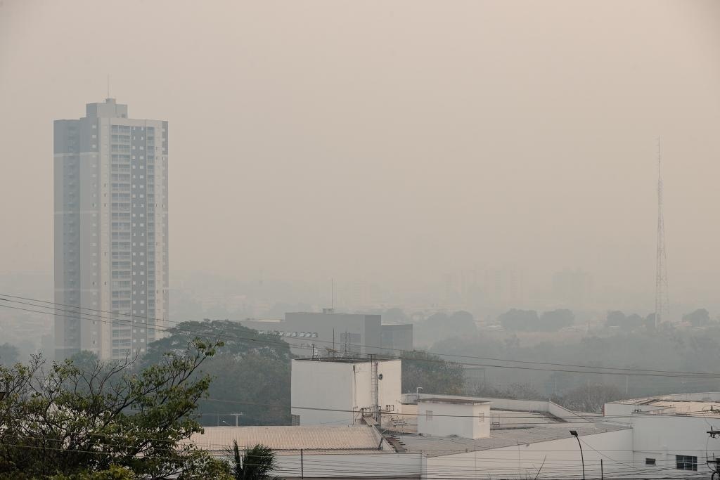 Frente fria 'empurra' fumaça de incêndio de MS para Mato Grosso