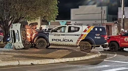 Bebê de 2 meses morre e sete pessoas ficam feridas após carro bater de frente com viatura em MT