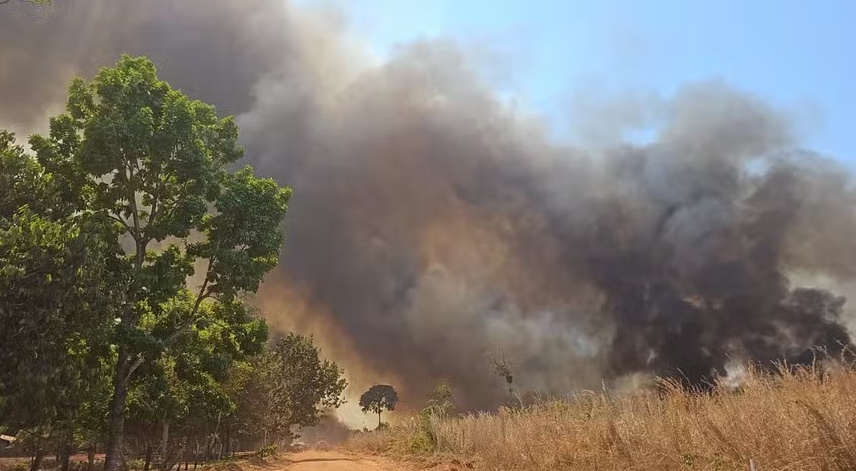 Incêndio atinge área próxima a assentamento e escola em MT
