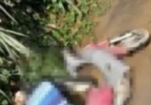 Motociclista cai de ponte de madeira e morre