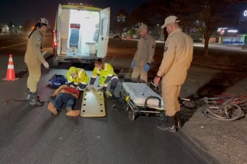 Jovem fica ferido após ser atropelado por caminhonete