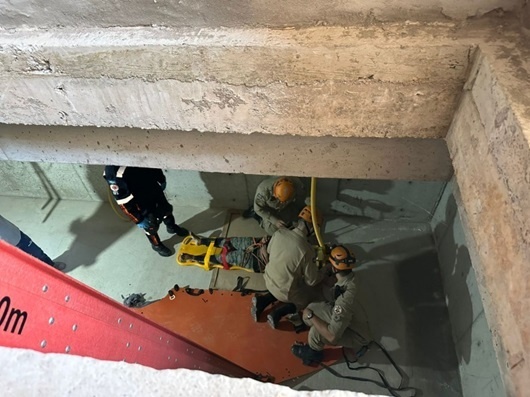 Bombeiros socorrem mulher que caiu em fosso de obra em residencial