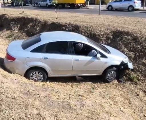 Homem perde controle da direção e carro cai em ''valetão''