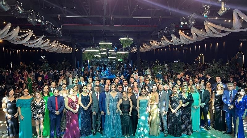 Baile do Rubi reúne advogados de todo o Estado e Xênia é reconhecida pelo trabalho em defesa da união e pluralidade