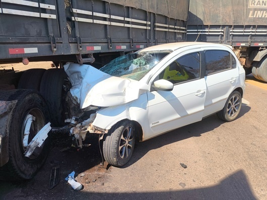 Homem fica ferido em colisão entre carro e carreta na BR-163 em Sinop