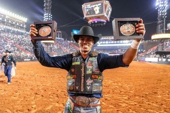 Cowboy de MT ganha R$ 580 mil e título de campeão brasileiro da PBR 2024