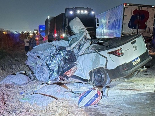 Idoso morre após colisão entre picape e caminhão