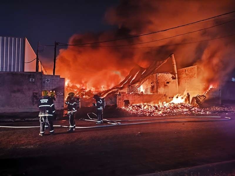 Sinop: Bombeiros tentam controlar incêndio em empresa de reciclagem