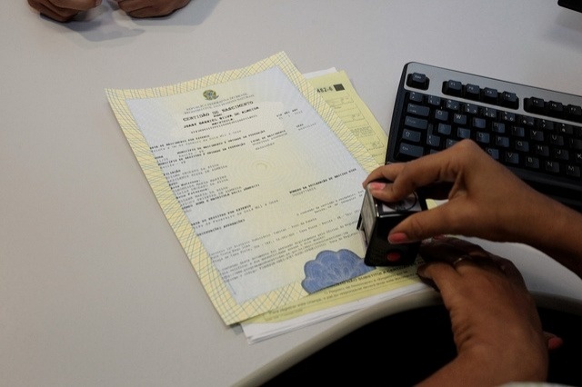 Judiciário reconhece paternidade afetiva e mantém nomes de dois pais em registro de criança