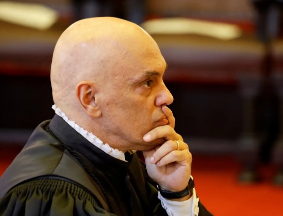 Alexandre de Moraes decide suspender o X, de Elon Musk, no Brasil