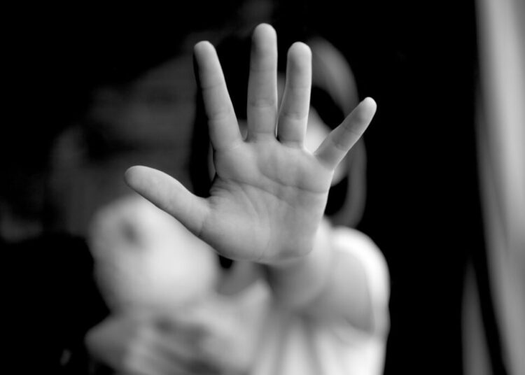 Mãe flagra funcionário estuprando a filha de 7 anos dentro de casa