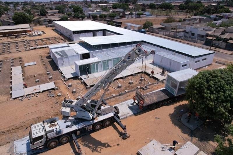 Mais 24 módulos chegam e montagem do hospital municipal de Sinop alcança 90%