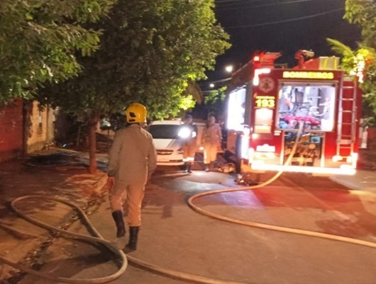 Corpo de Bombeiros combate incêndios em duas residências em Sinop