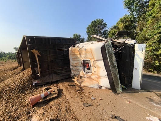 Carreta tomba na BR-163 após colidir na traseira de caminhão