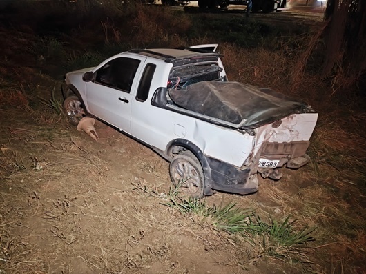 Casal fica ferido em colisão entre pick-up e caminhonete na BR-163