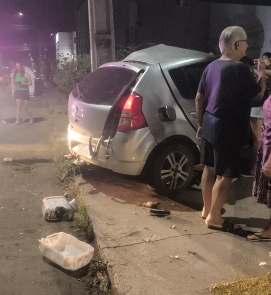 Carro atinge poste e motorista é preso por embriaguez