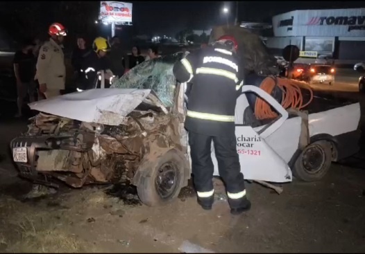 Sinop: Pick-up capota na BR-163 e motorista fica ferido