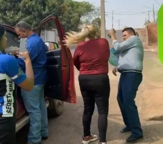 Candidato à reeleição, vereador cai no soco com adversário e esposa no meio da rua