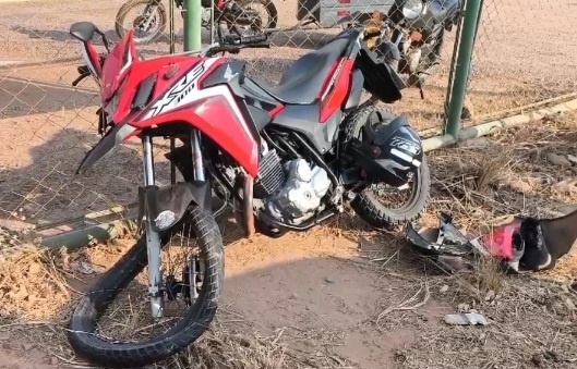 Homem fica ferido em colisão traseira entre moto e carro em Sinop