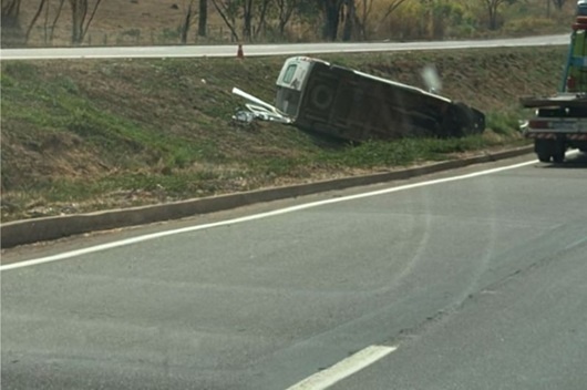 Ambulância de prefeitura capota na BR-364 e quatro pessoas ficam feridas