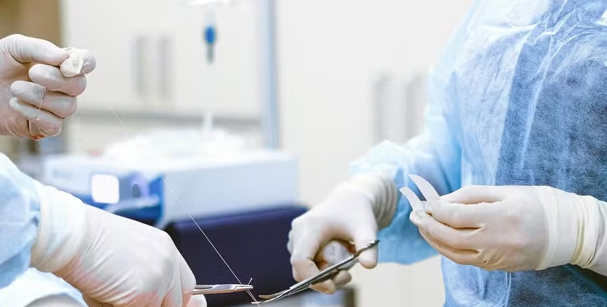 Adolescente indiano morre em cirurgia realizada por ‘médico’ que assistia a tutorial no Youtube durante o procedimento