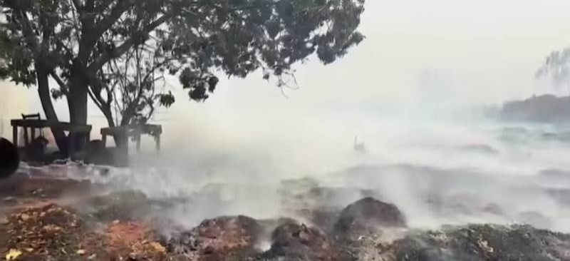 Bombeiros e voluntários controlam fogo ao lado da APAMS