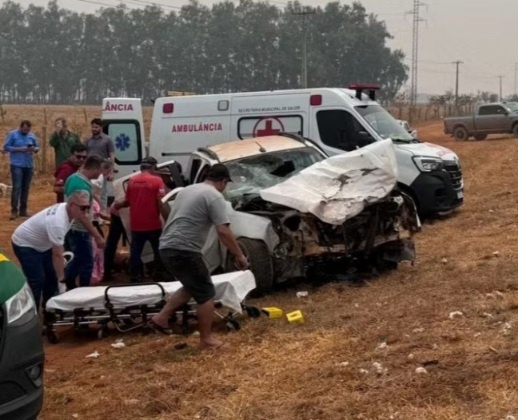 Dois morrem e quatro ficam feridos em batida entre carro e carreta